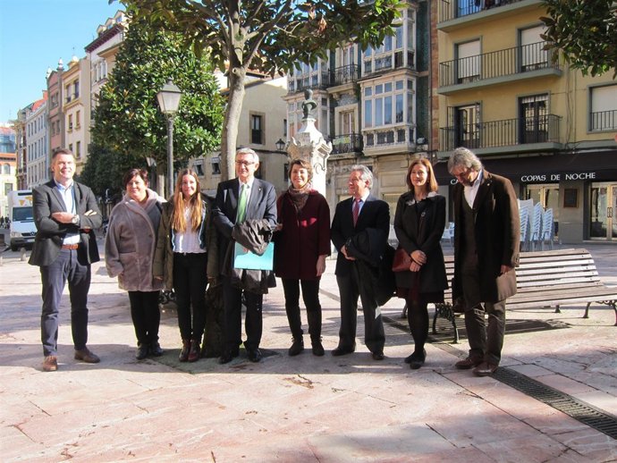 Santiago García Granda junto a su equipo. 