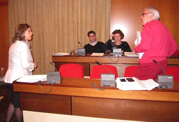 La alcaldesa conversa con ediles de PSOE e IU antes del Pleno