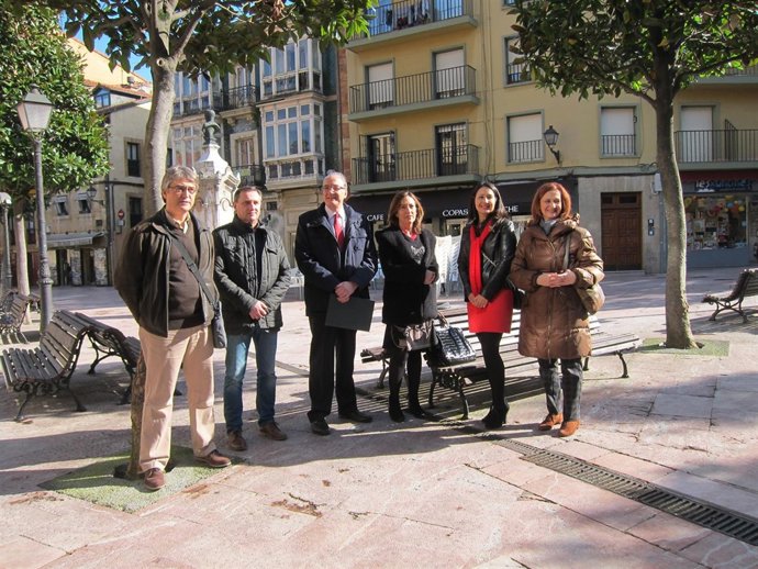 José Muñiz junto a los miembros de su equipo. 