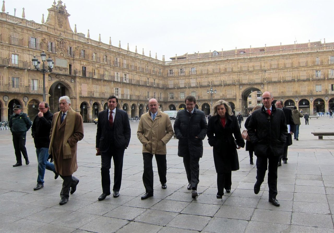 De Guindos en la Plaza Mayor de Salamanca, acompañado por autoridades locales.