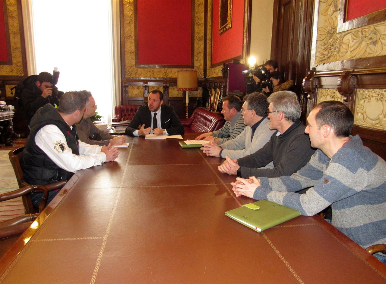 Puente (centro) con los representantes del Comité de Empresa de Lauki