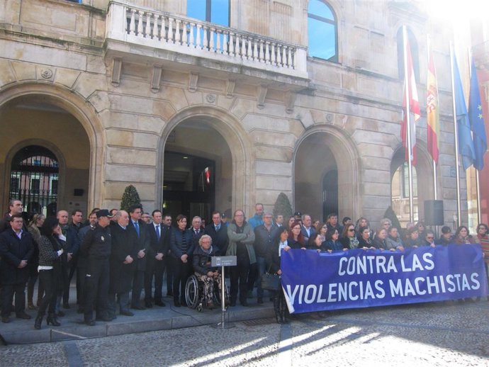 Minuto de silencio por violencia de género en Gijón
