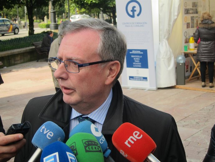 El consejero de Sanidad, Francisco del Busto