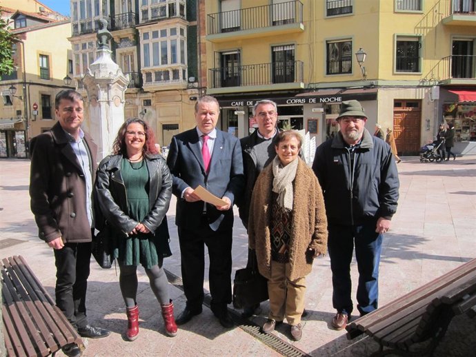 Sánchez Lazo con su equipo. 