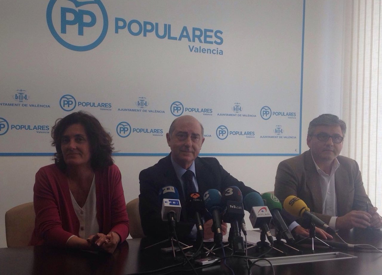 Novo junto con Beatriz Simon y cristóbal Grau