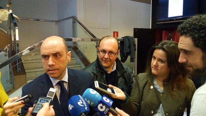 Echávarri rodeado de periodistas estes martes