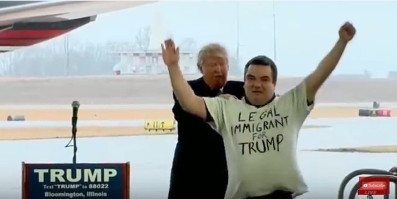 Inmigrante legal en un acto junto con Donald Trump
