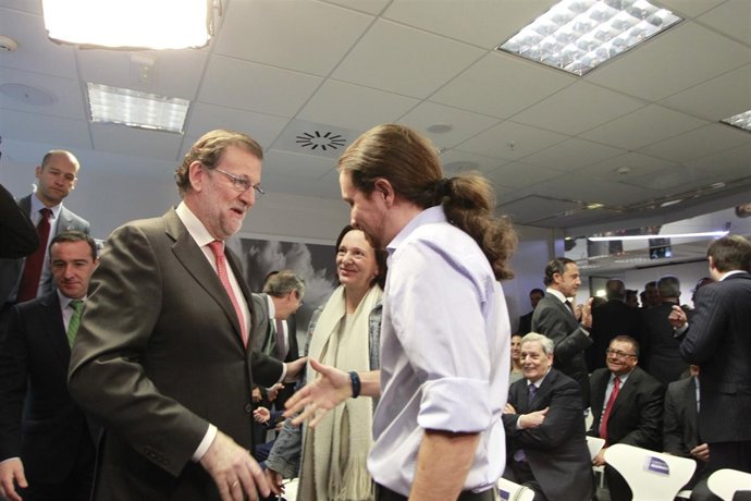 Rajoy y Pablo Iglesias se dan la mano