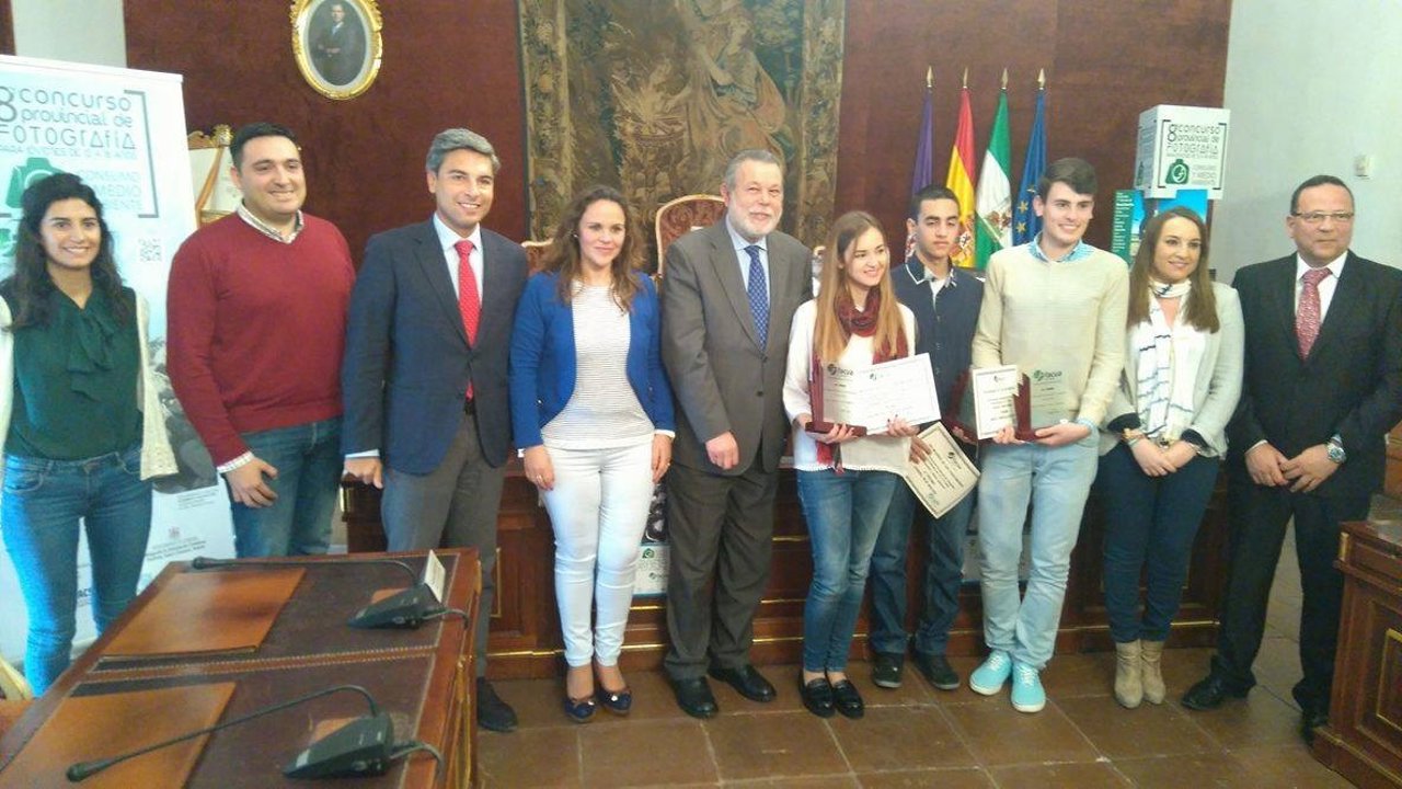 Blanco y Barbero (centro) junto a los premiados y otras autoridades