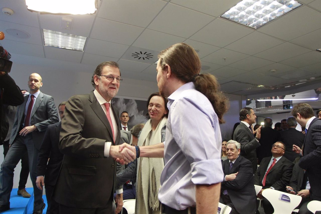Rajoy y Pablo Iglesias se dan la mano