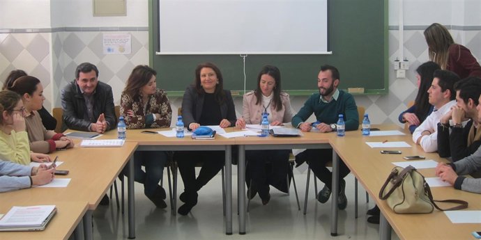 Carmen Crespo en un reunión con universitarios 