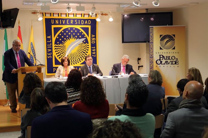 Sánchez Rubio destaca la labor de los trabajadores sociales en Andalucía