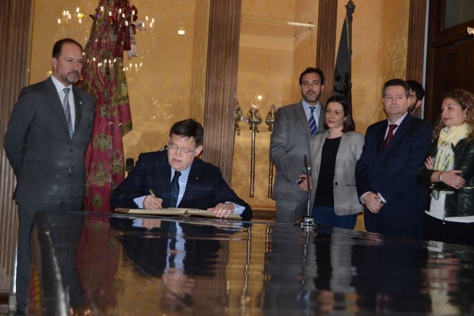 Ximo Puig firma en el libro de honor de Orihuela