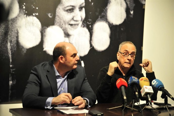 El diputado provincial Juan Carlos Gracia Suso y el artista Francesc Torres