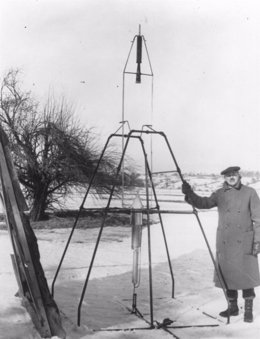 Robert Goddard junto a su prototipo 