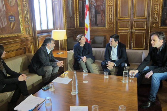 Ada Colau con el presidente de Òmnium, Jordi Cuixart, Gerardo Pisarello y Jaume 