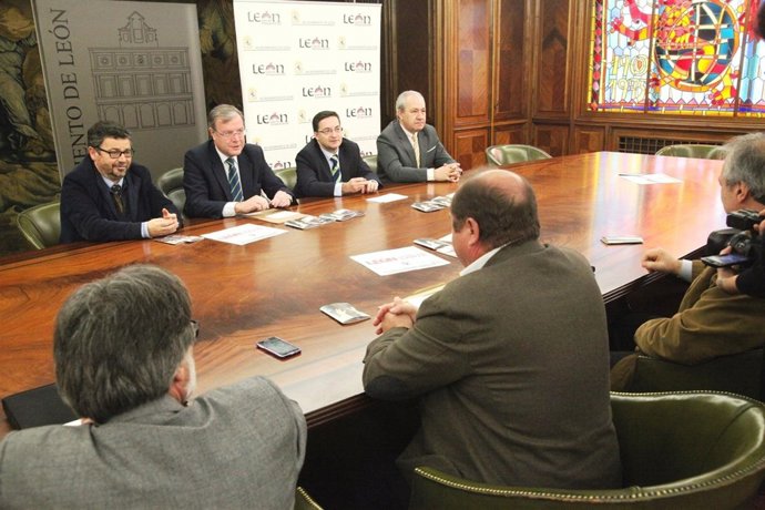 Reunión entre Ayuntamiento de León, Renfe y la Junta Mayor de la Semana Santa.