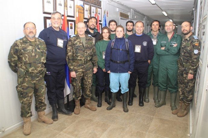 La delegación de veterinarios posa con los Cascos Azules desplegados en Líbano