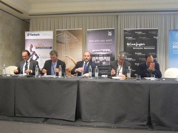 El concejal Agustí Colom junto a representates del sector turístico y hotelero