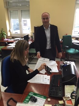 El portavoz de la Mesa de la Ría, Rafael Gavilán, registra una moción. 