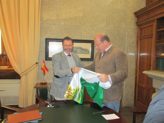 Valdivielso entrega la bandera a Javier Márquez