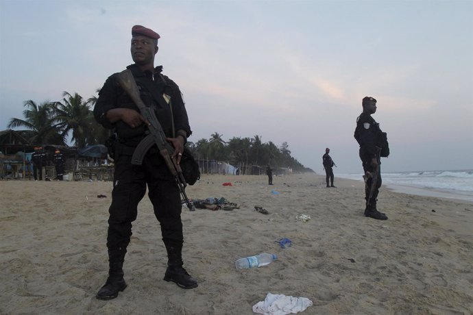 Miliares de guardia en  una playa de Grand Bassam