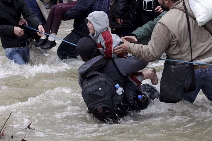 Refugiados intentando cruzar desde Grecia a Macedonia