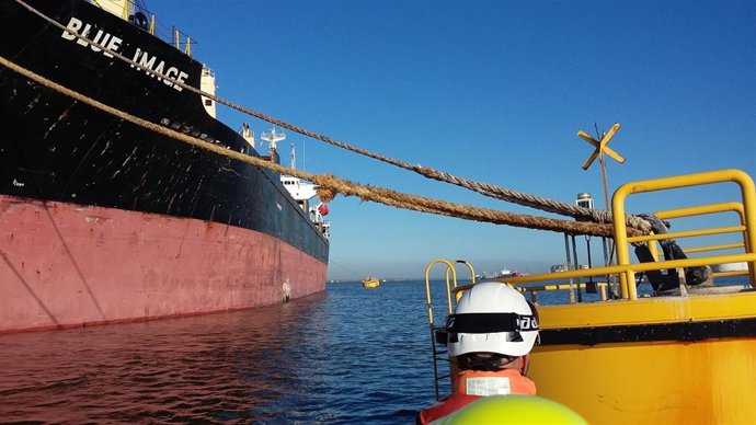 El buque 'Blue Image' con bandera de Panamá, inmovilizado en Huelva. 