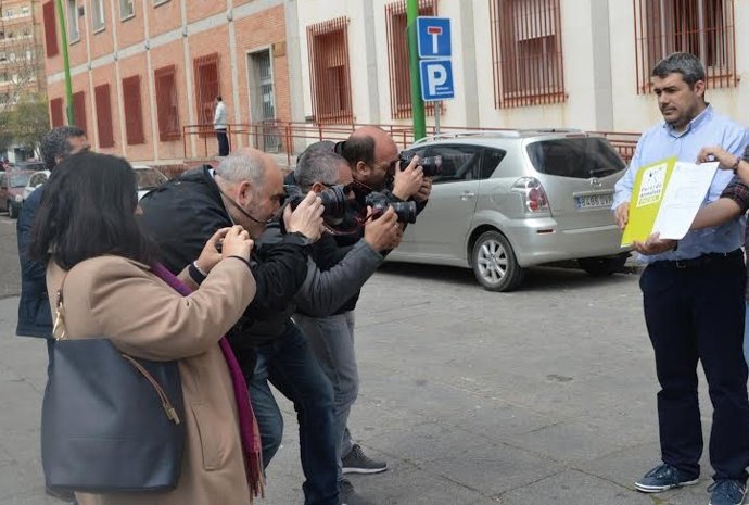 Luna muestra a los fotógrafos la denuncia de Pacma ante los juzgados