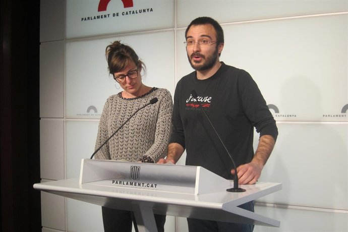 Los diputados de la CUP Mireia Vehí y Albert Botran 