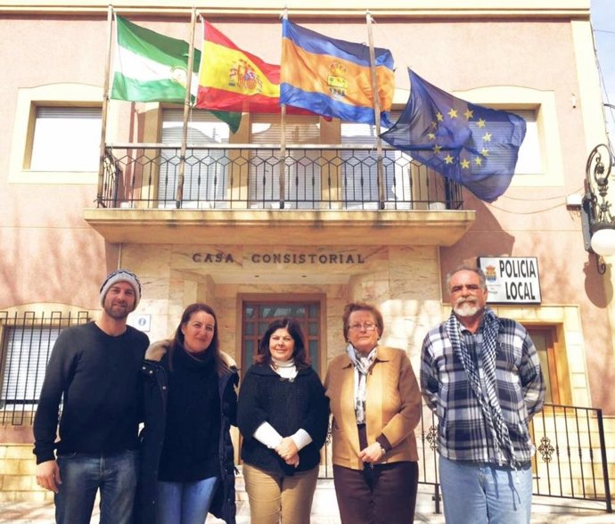 Ayuntamiento de Rioja con la bandera de la UE a media asta