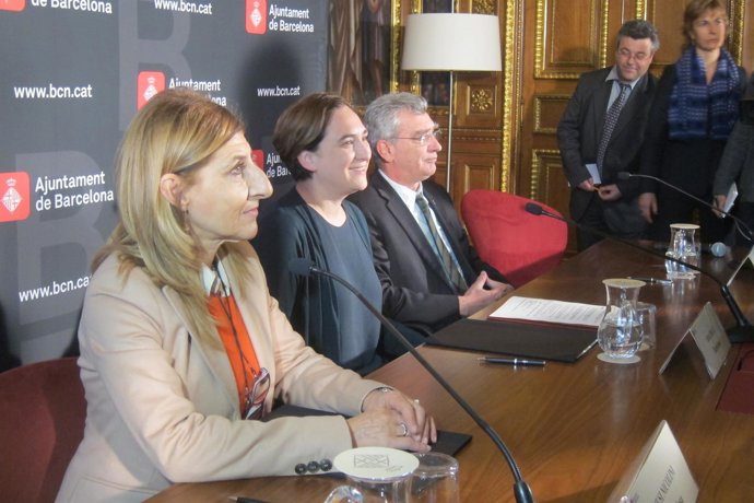 La alcaldesa de Barcelona junto a los alcaldes de Lampedusa y Lesbos