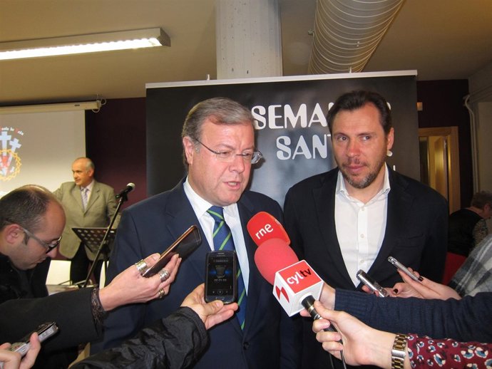 Silván (izda) y Puente, antes de la presentación de la Semana Santa leonesa.