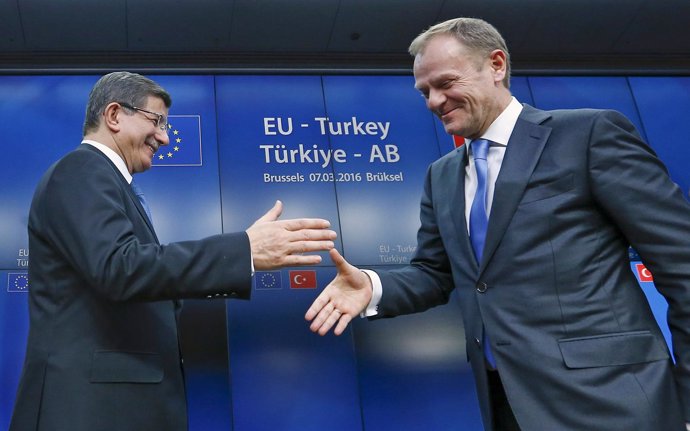  Ahmet Davutoglu Aprieta La Mano A Donald Tusk Tras Una Conferencia De Prensa