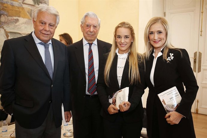 Cifuentes con Felipe González, Mario Vargas Llosa y Lilian Tintori