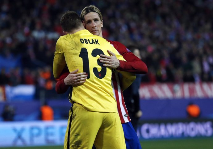 Oblak y Fernando Torres con el Atlético