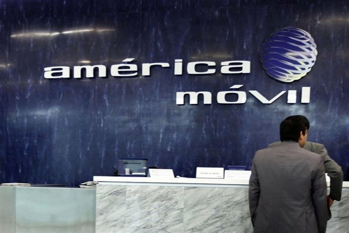 Empresas de Carlos Slim compran más de 209 millones de dólares en acciones  de América Móvil