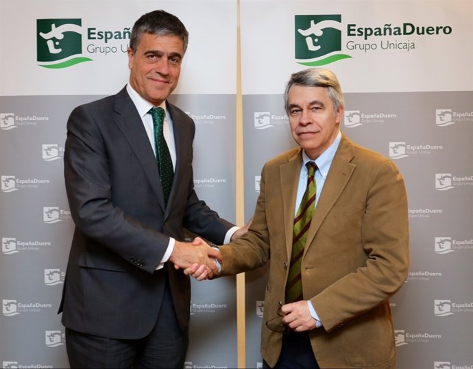 Eduardo Luis López Enríquez (izq) y Jesús Urrea tras la firma