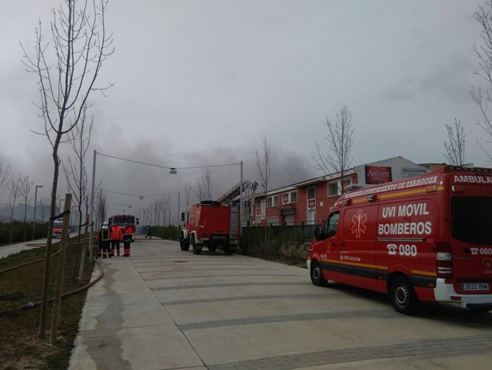 El fuego de Galletas Asinez ha levantado una columna de humo.