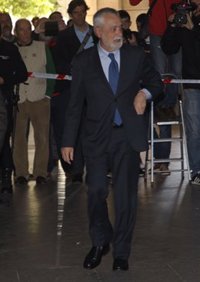 Griñán también es increpado al llegar a los juzgados para declarar por el caso ERE