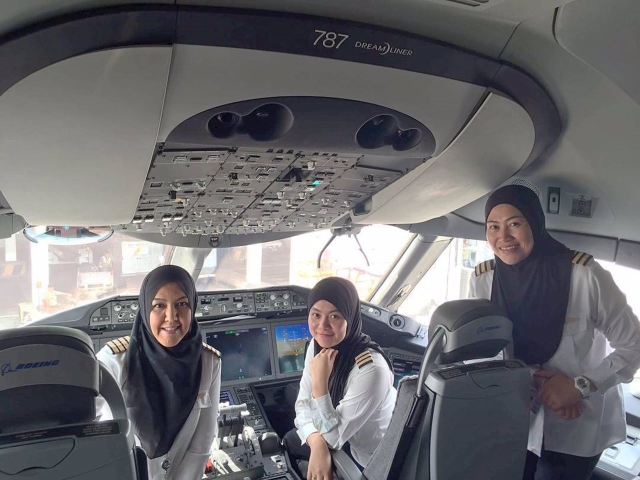 Primer avión pilotado por mujeres vuela desde Brunei hasta Arabia Saudí