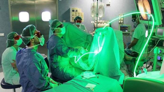 Una intervención con láser verde en el hospital de Torrevieja