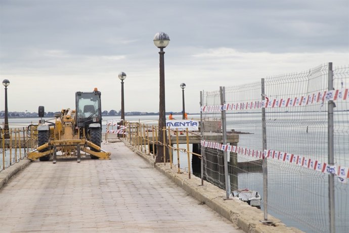 Comienza las obras de arreglo del muelle del paseo marítimo de Puerto Real