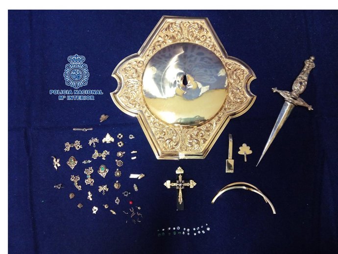 Piezas de la Custodia de Las Bernardas, junto a la daga también robada.