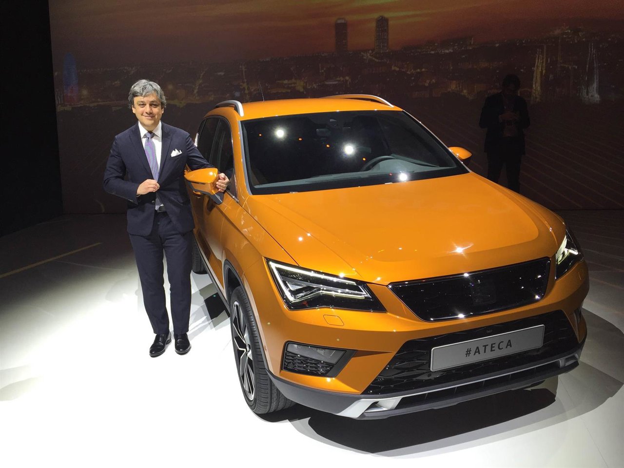 El presidente de Seat Luca de Meo con el Seat Ateca