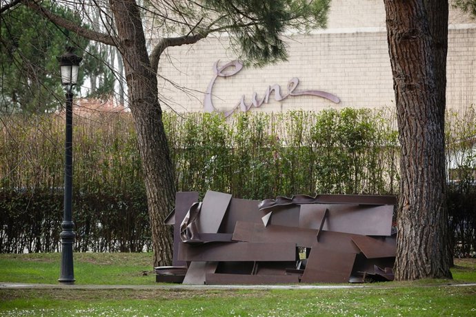 Escultura de Caro a la entrada de Bodegas CVNE