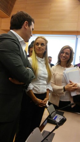 Lilian Tintori, junto a Albert Rivera y Carme Chacón en el Congreso