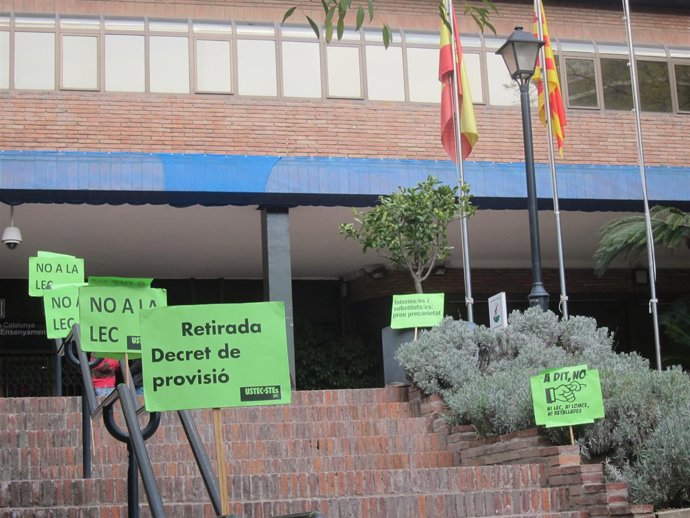 Carteles que piden retirar el plan piloto de sustitutos ante Enseñanza