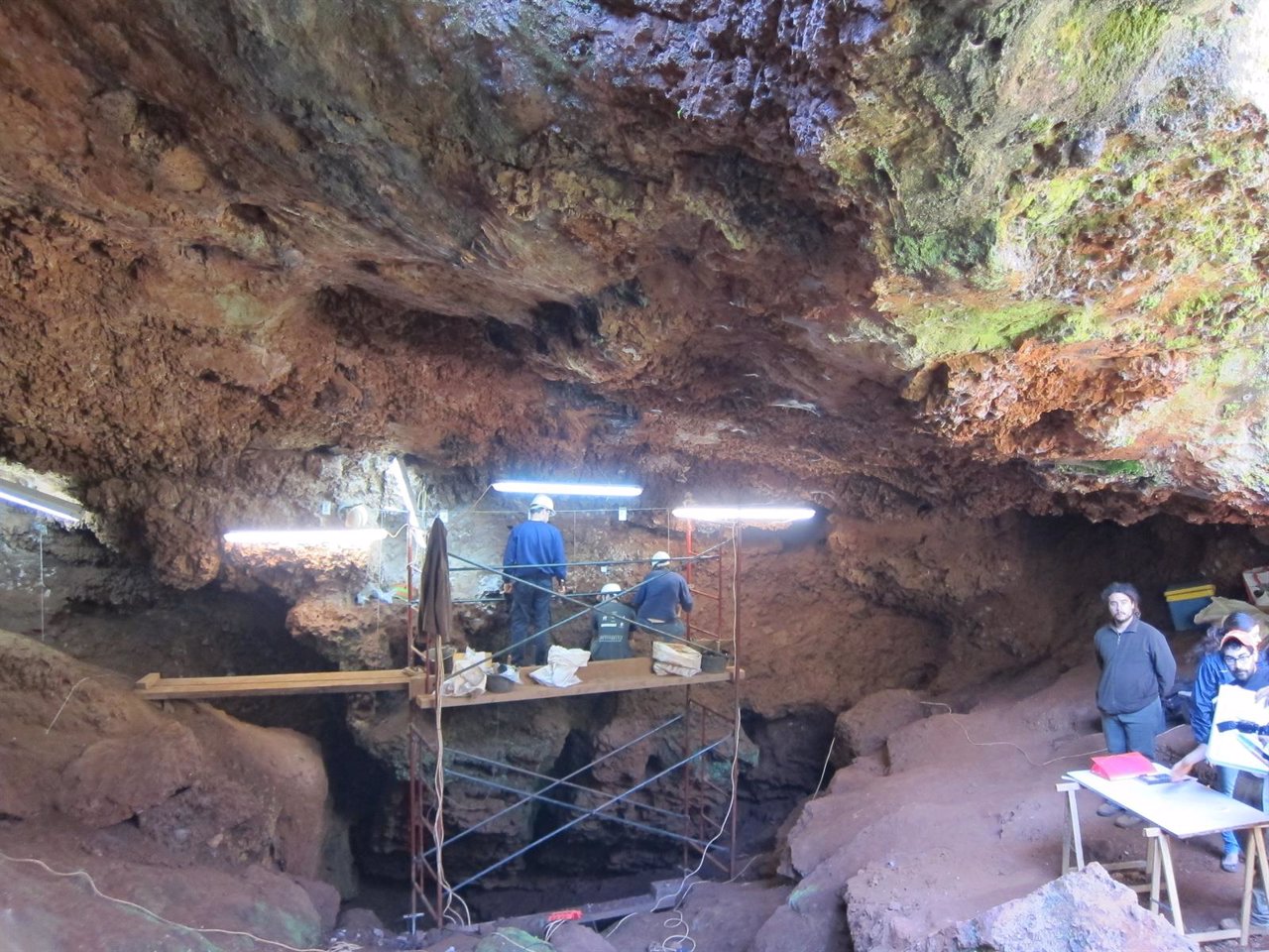 Trabajos de excavación en la cueva de El Conejar en Cáceres