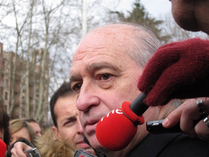 El ministro del Interior en Logroño atiende a medios de comunicación